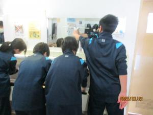 ４