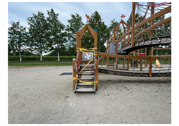 公園　遊具措置例