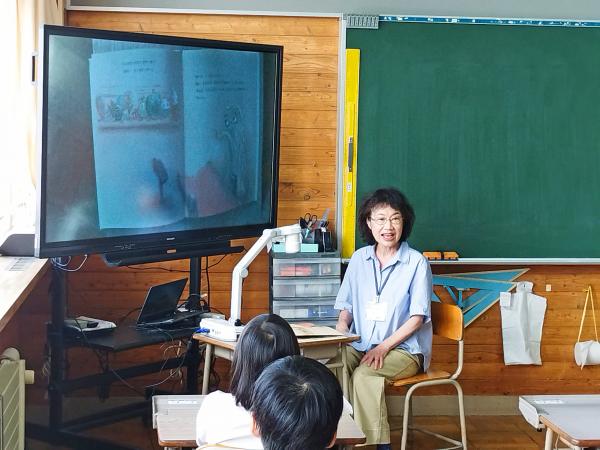 読み聞かせ中の松下さん