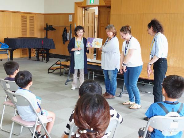 読み聞かせをする松下さん