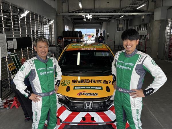 ガレージでの大島さん（写真右）