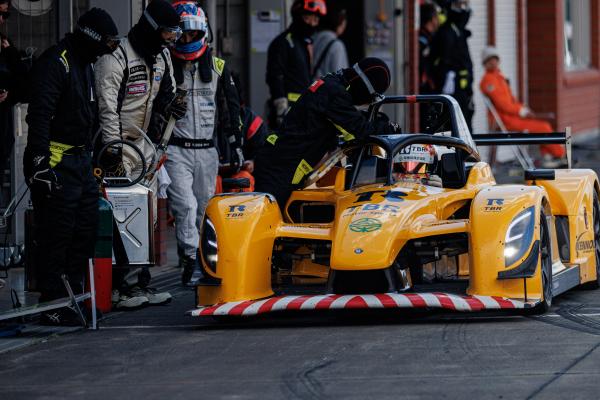 レーシングカー「v.Granz」に乗る大島さん