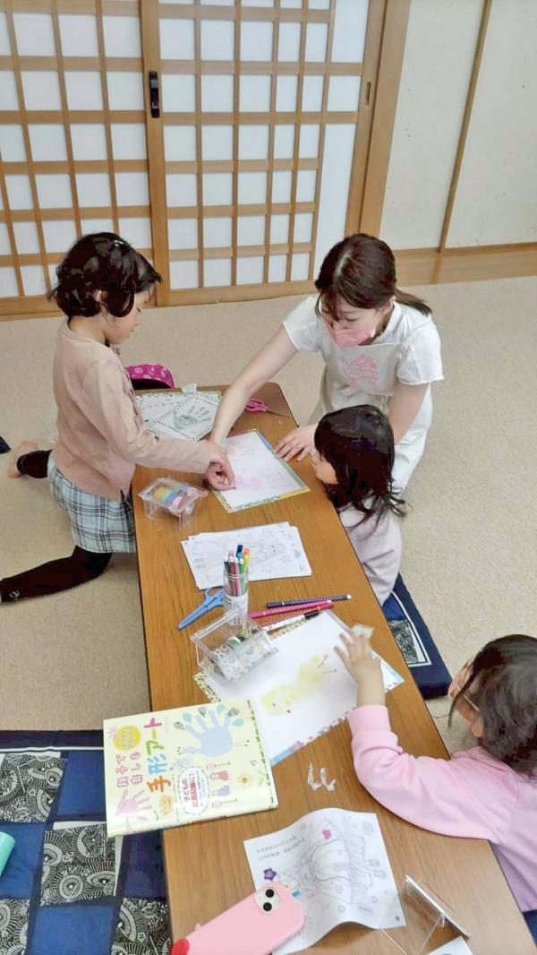 手形アートを楽しむ子どもたち