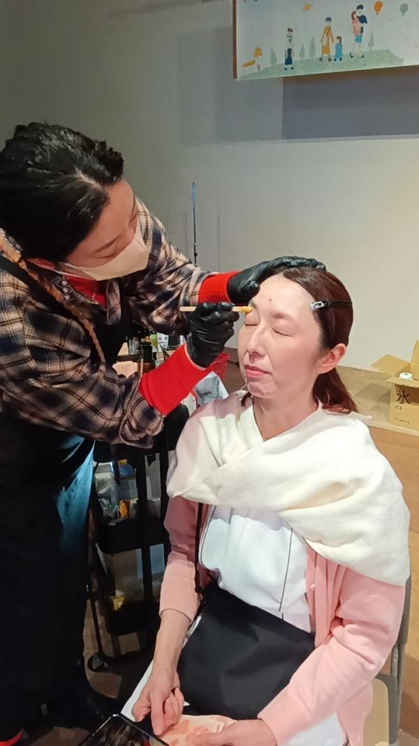 眉毛の手入れ体験