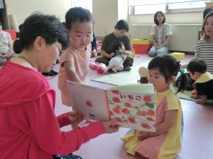 絵本の読み聞かせ(わらべうた)