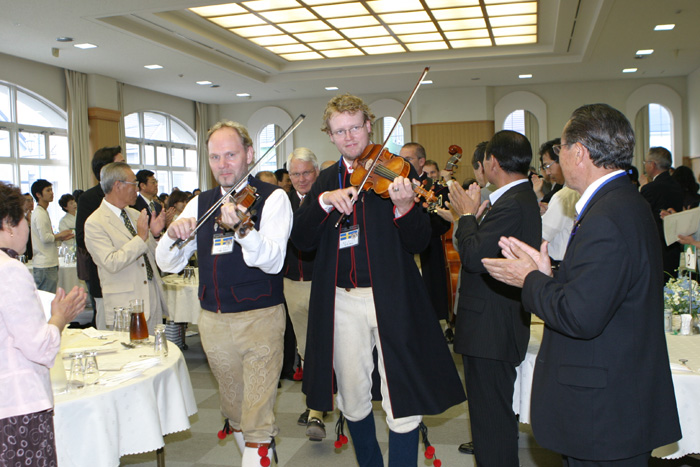 バイオリンを演奏する楽師