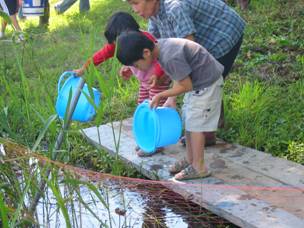 稚魚の放流を行う子どもたち