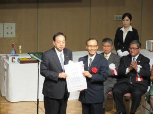 太田大臣から選定証を授与される宮司町長